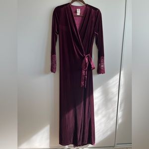 NWOT JONQUIL BY DIANE SAMANDI Burgundy Velvet Robe